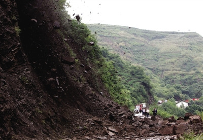 昨日,彝良縣城通往海子鄉的公路水巴巖地段出現塌方,公路被阻斷,導致通往重災區的道路堵塞。新京報記者 郭鐵流 攝 昨日,彝良縣城通往海子鄉的公路水巴巖地段出現塌方,公路被阻斷,導致通往重災區的道路堵塞。新京報記者 郭鐵流 攝