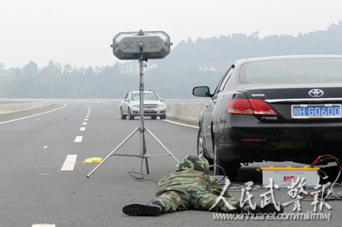 隱蔽伏擊。 圖片來源:人民武警報 隱蔽伏擊。 圖片來源:人民武警報