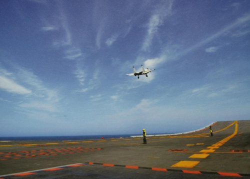 編號為556的殲15艦載戰斗機在遼寧艦上進行著艦試飛。 編號為556的殲15艦載戰斗機在遼寧艦上進行著艦試飛。