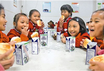 ��12��13�գ����Ϝ�Դ�h����С�W�ĺ��ӂ����ڳԠI�B(y��ng)��������յ������һ�K�����һ�м�ţ�̡�