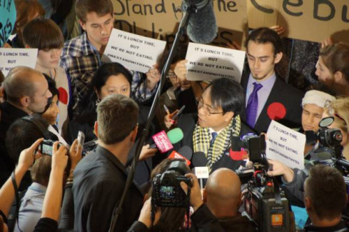 菲律賓代表團團長薩諾在華沙氣候大會宣布絕食后,被媒體和聲援他的NGO包圍。<a target='_blank' >中新社</a>周銳 攝。 菲律賓代表團團長薩諾在華沙氣候大會宣布絕食后,被媒體和聲援他的NGO包圍。<a target='_blank' >中新社</a>周銳 攝。