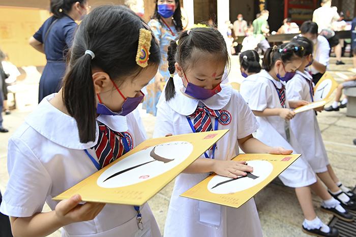 學(xué)生舉行開筆禮迎開學(xué)