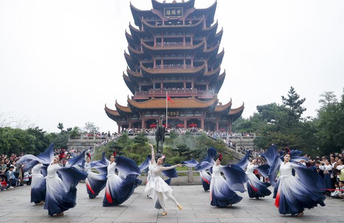 賞景、逛展、看表演 民眾樂享假期