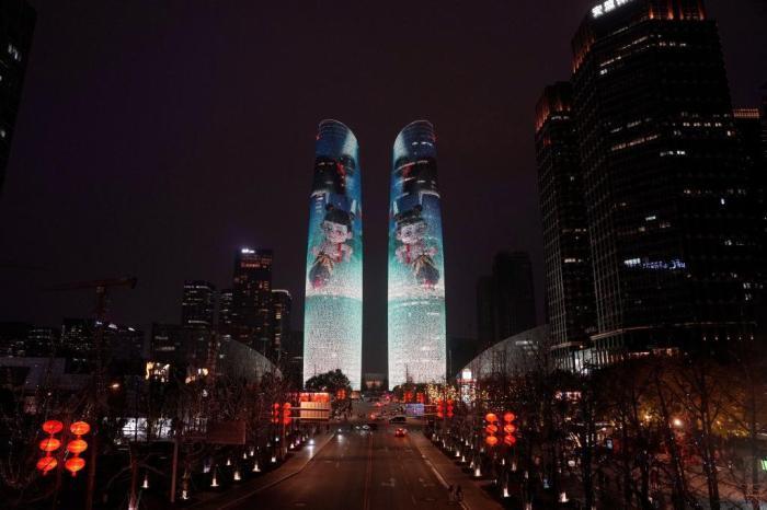 成都點(diǎn)亮地標(biāo) 慶祝《哪吒之魔童鬧海》總票房突破100億元