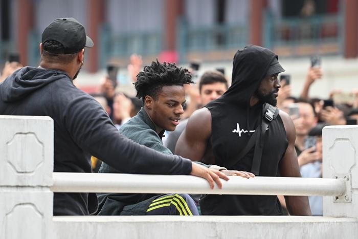 美國網紅“甲亢哥”現(xiàn)身重慶