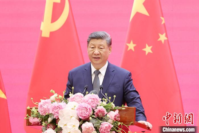 習近平同越共中央總書記蘇林、越南國家主席梁強共同會見中越人民大聯歡活動代表