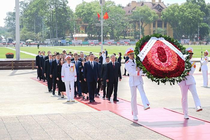 習近平瞻仰胡志明陵并敬獻花圈
