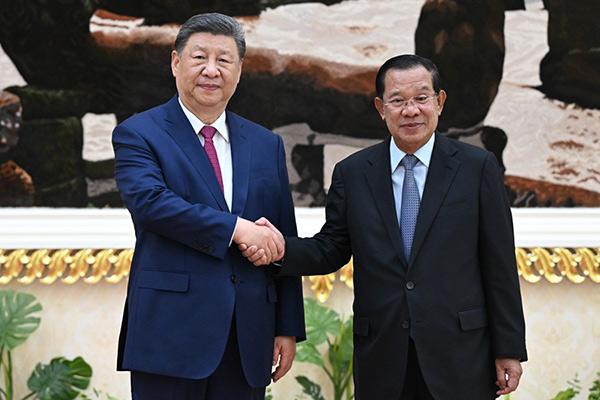 習近平會見柬埔寨人民黨主席、參議院主席洪森