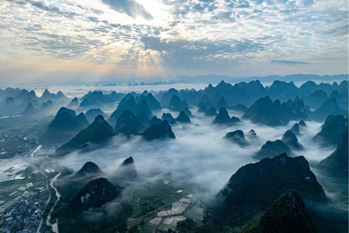 云霧繚繞繪丹青 雨后峰林描繪水墨仙境