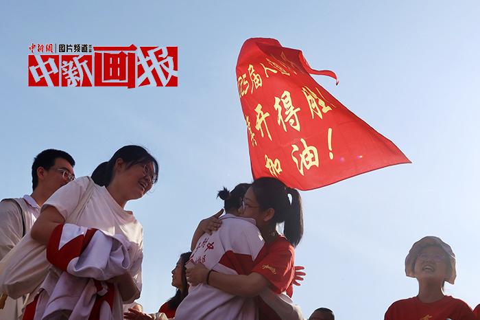 高考啟幕 這些瞬間充滿愛與期許