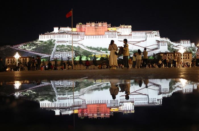 拉薩布達拉宮廣場美麗夜色引游人