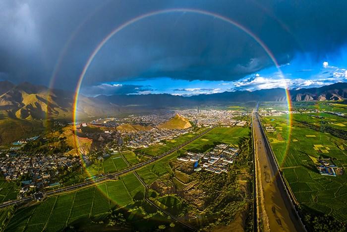 西藏日喀則暴雨過后現圓形彩虹