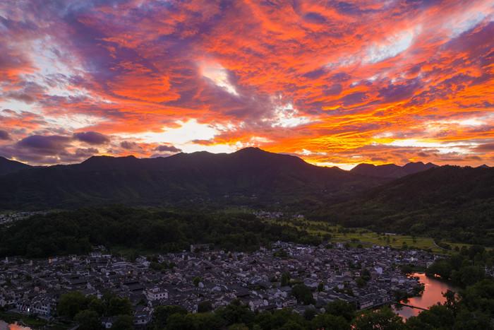 朝霞染宏村 盛夏徽韻入畫來(lái)