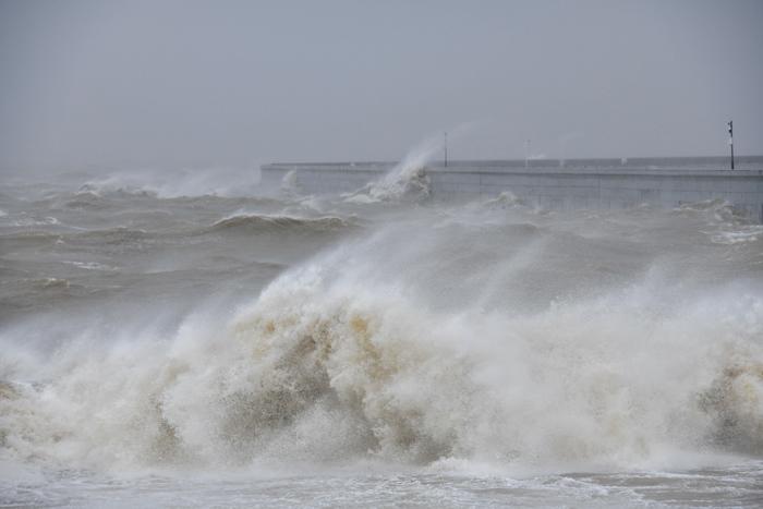 強(qiáng)臺(tái)風(fēng)逼近 海口附近海域掀巨浪