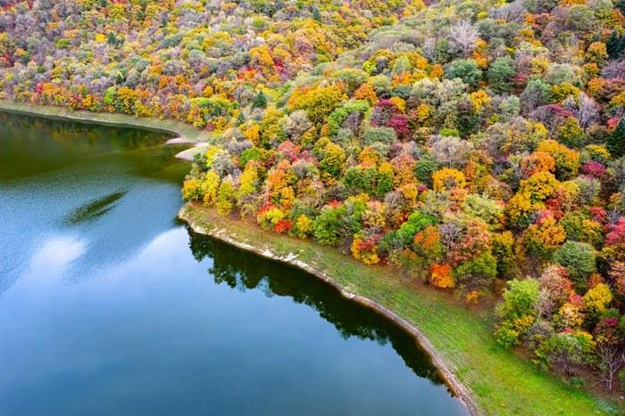秋染白山湖風景區 彩林宛如大自然的調色盤