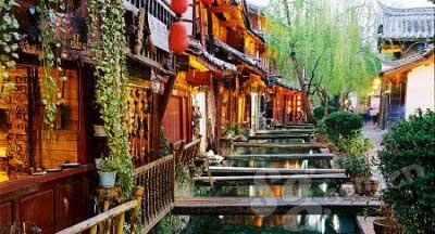 ������һ������ˮ�ϵ�����С�