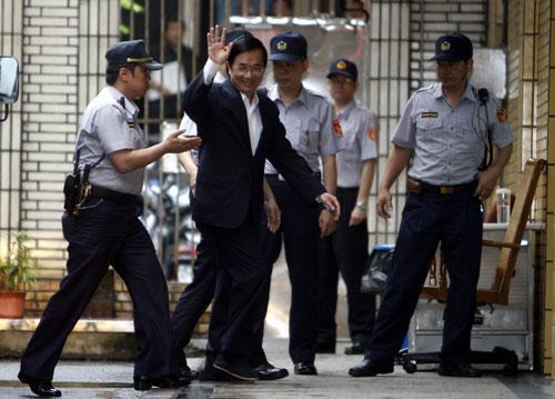 11日上午,扁家弊案二審宣判,陳水扁走下囚車時(shí)神情愉悅地向媒體記者揮手致意。圖片來源:“中央社”