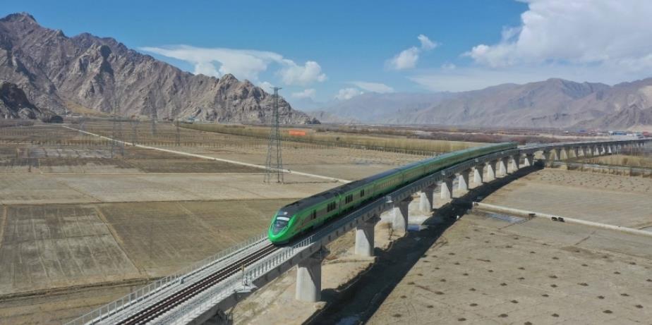 中國速度，讓奇跡不斷發(fā)生<p>有一種速度叫中國速度，有一種效率是中國效率。這十年，中國速度一次次驚艷世界。<p>