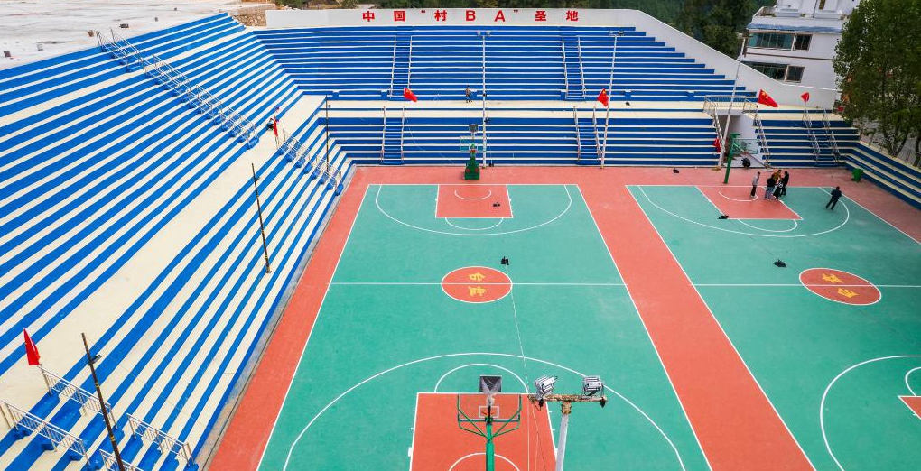 探訪“天下苗族第一縣”：“村BA”爆火背后是民族的交往交流交融<p>貴州省黔東南苗族侗族自治州臺(tái)江縣民族村寨臺(tái)盤村，對(duì)于籃球的熱愛是刻在骨子里的。見到村里高齡籃球愛好者陸大江時(shí)，他正打算前往“村BA”網(wǎng)紅籃球場(chǎng)了解改擴(kuò)建后的最新進(jìn)展，“我家里還有球衣和籃球，新球場(chǎng)弄好后要約上老伙計(jì)們?nèi)ヒ徽癸L(fēng)采。”<p>