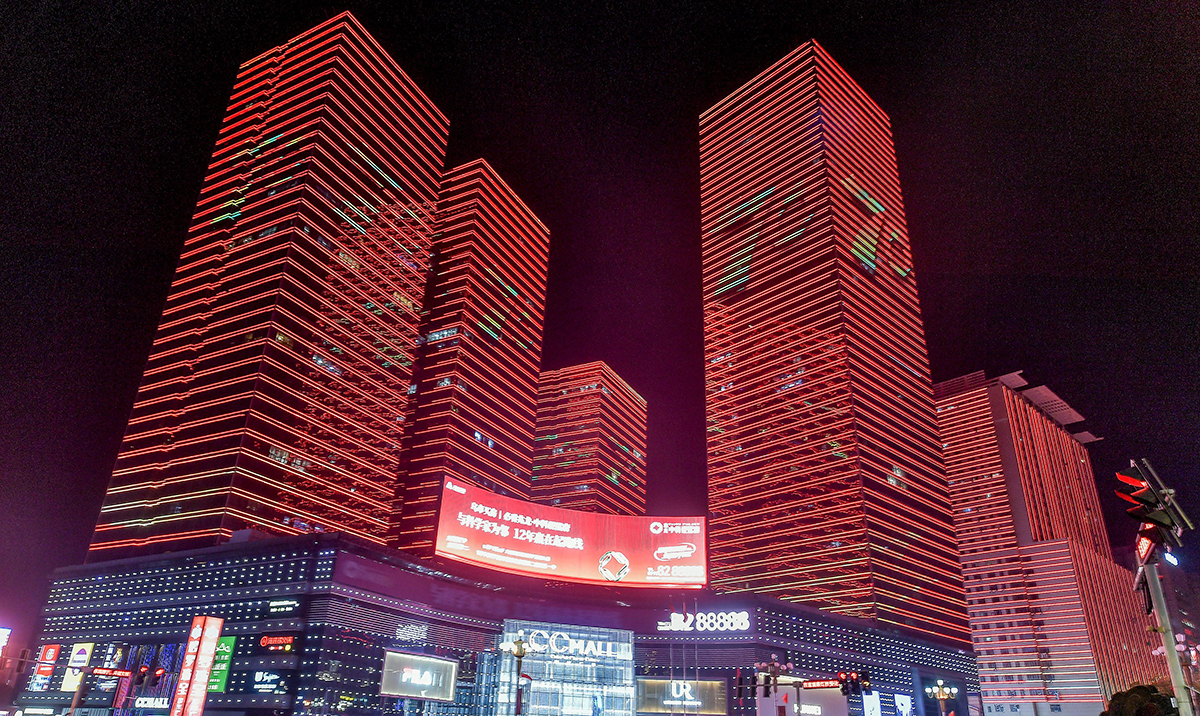 烏魯木齊夜晚上演璀璨燈光秀