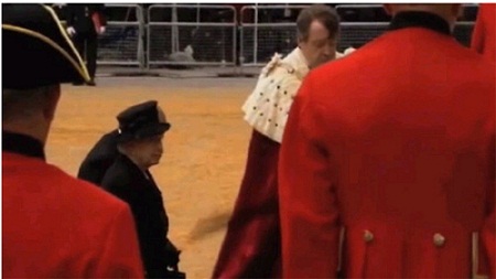 英女王參加撒切爾葬禮險被砍“行兇者”渾然不覺