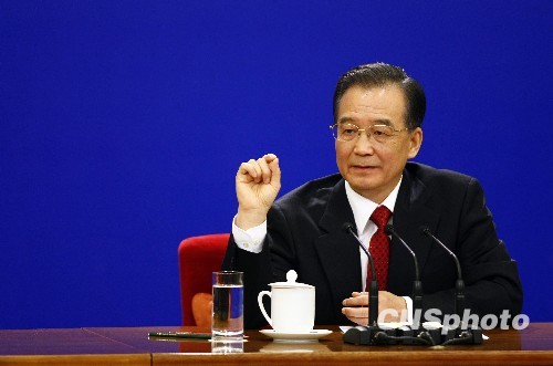 兩會觀察:8年8次記者會溫家寶“動情”說臺灣