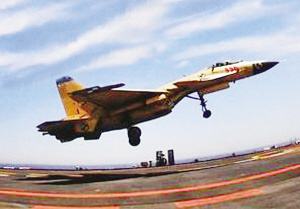 遼寧艦入列后首次出海殲15在航母上超低空飛行