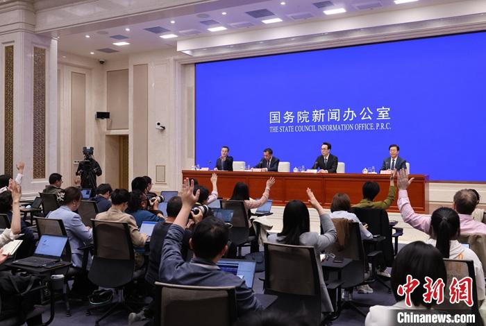 4月17日，中國(guó)國(guó)務(wù)院新聞辦公室在北京舉行新聞發(fā)布會(huì)，國(guó)家發(fā)展改革委副主任劉蘇社，副秘書長(zhǎng)、國(guó)民經(jīng)濟(jì)綜合司司長(zhǎng)袁達(dá)，政策研究室主任金賢東解讀宏觀經(jīng)濟(jì)形勢(shì)和政策，并答記者問(wèn)。 <a target='_blank' href='/'>中新社</a>記者 楊可佳 攝