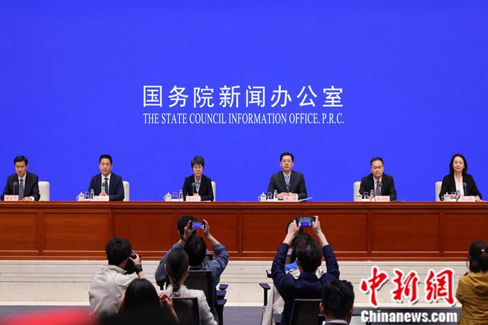 4月19日，中國國務院新聞辦公室在北京舉行新聞發布會，商務部副部長郭婷婷、商務部綜合司司長楊濤、市場運行和消費促進司司長徐興鋒、對外貿易司司長李興乾、外國投資管理司負責人吉小楓介紹2024年一季度商務運行及工作情況，并答記者問。 <a target='_blank' href='/'>中新社</a>記者 楊可佳 攝 