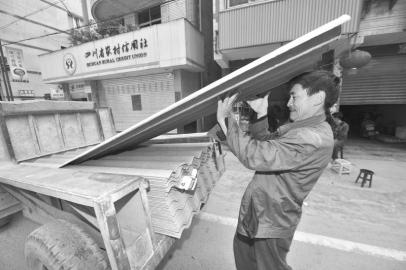 喧囂生機重回靈關鎮村民默哀過后積極開展自救