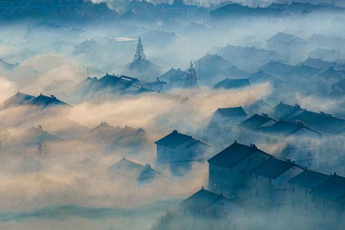 江蘇東臺：清晨鄉村薄霧彌漫 渲染古典水墨畫意