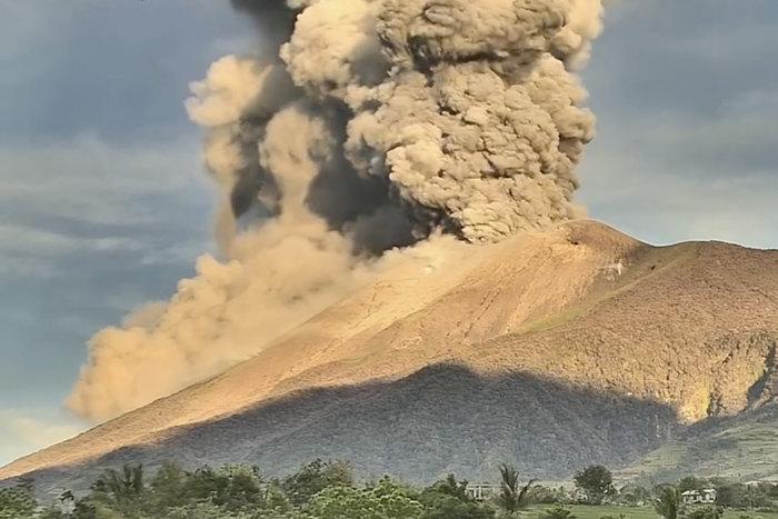 菲律賓坎拉翁火山噴發 火山灰柱高達4000米