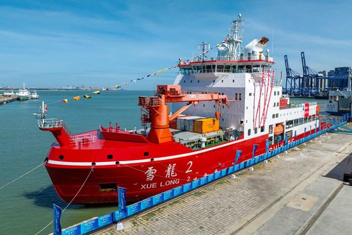 “雪龍2”號極地科學考察破冰船在?？谙蚬婇_放