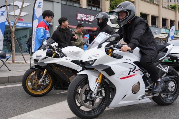 賽事奪冠引發消費熱 張雪機車線下門店人氣攀升