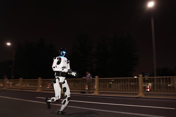 人形機器人深夜測試 備戰北京亦莊半馬